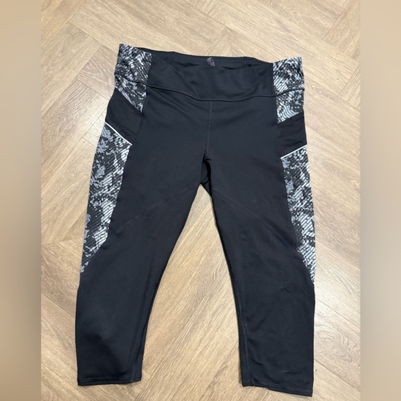 Athleta Pants - Athleta Black Crop Performance Leggings